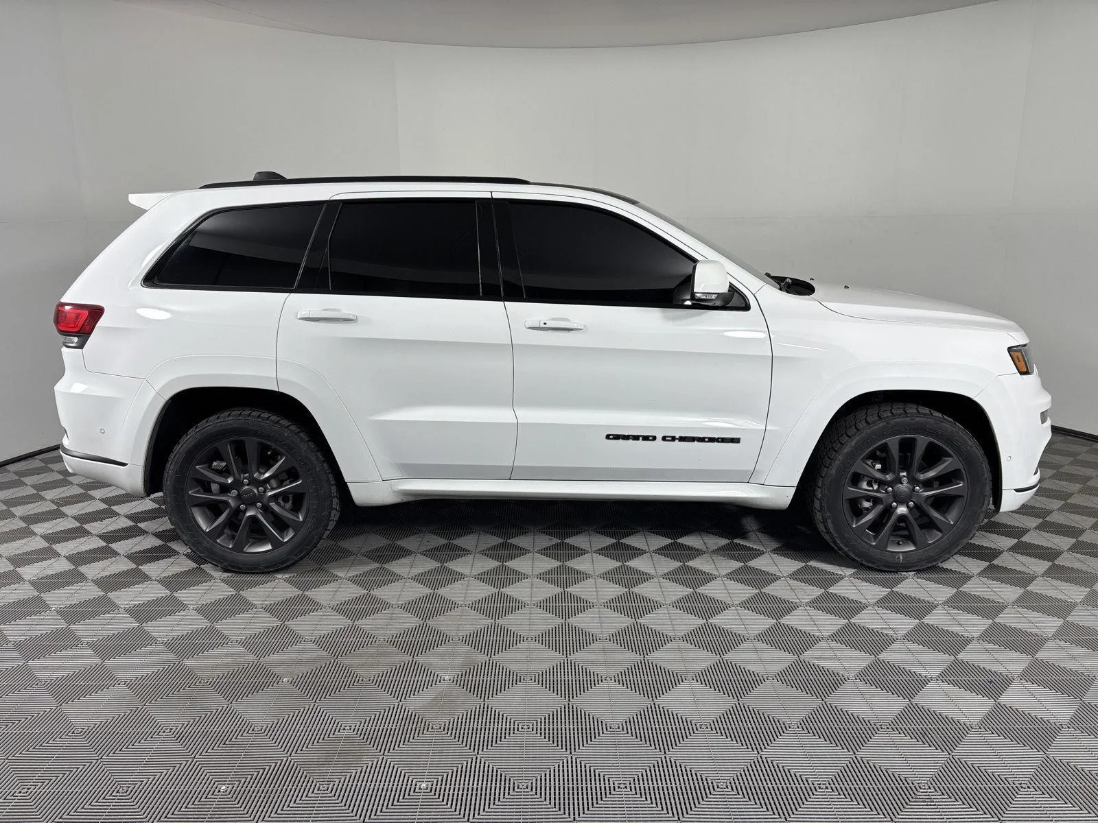 Used 2018 Bright White Clearcoat Jeep High Altitude image 9
