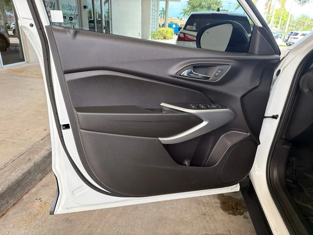 Used 2025 White Chevrolet 1RS image 36