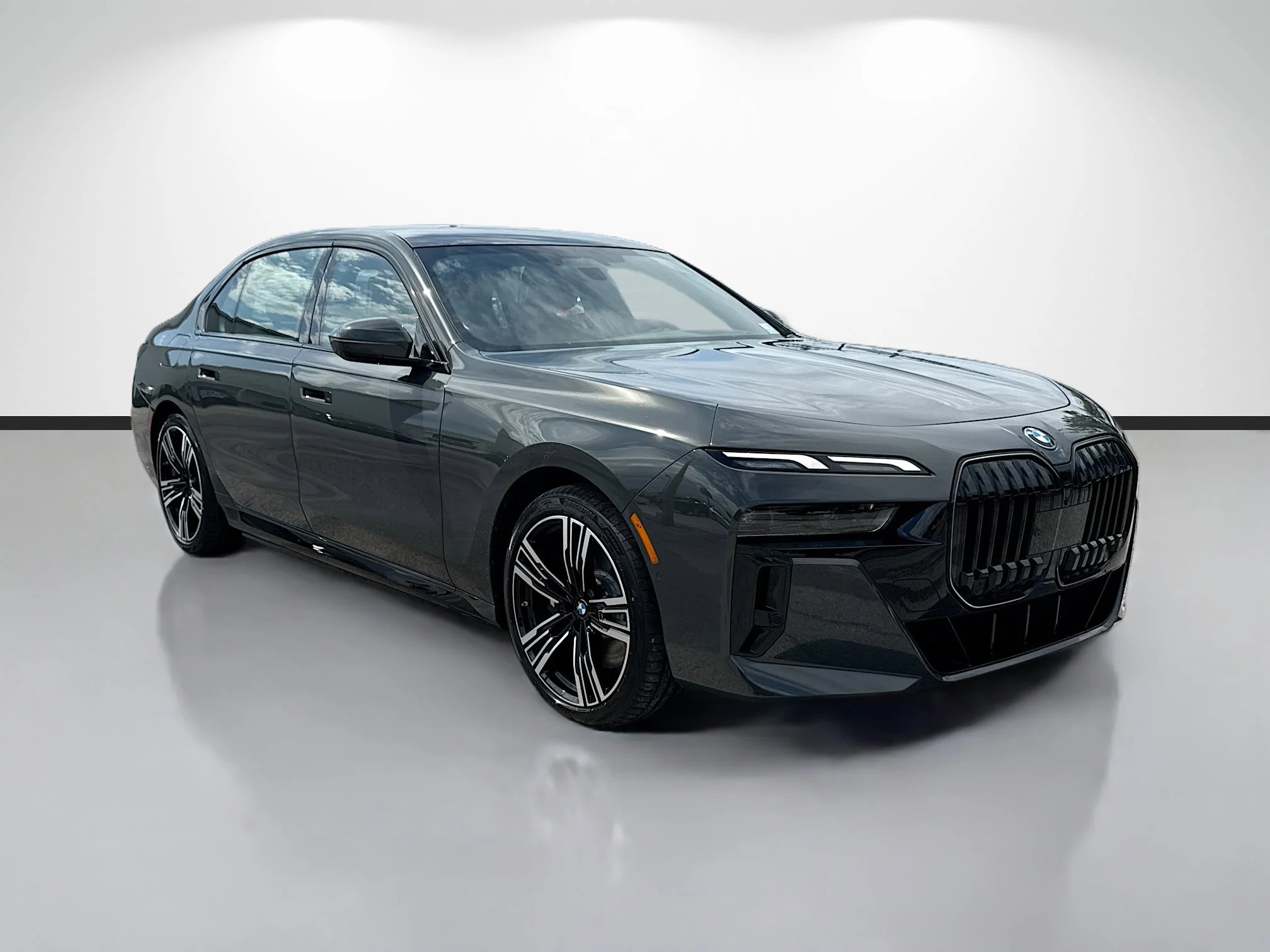 New 2026 Dravit Grey Metallic BMW 750e xDrive image 1
