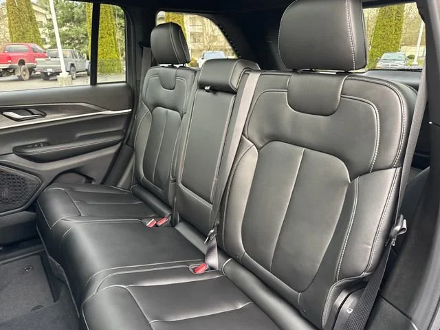 New 2025 Diamond Black Crystal Pearl-Coat Exterior Paint Jeep Limited image 22