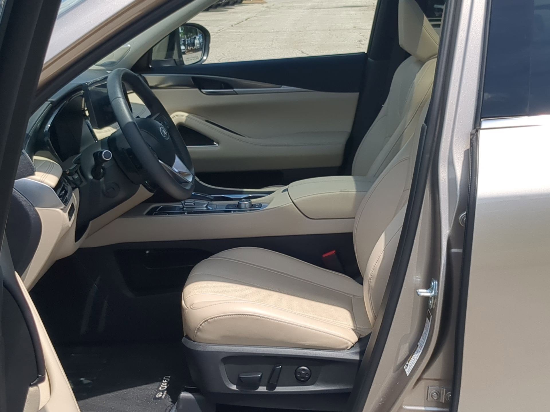 Used 2025 Warm Titanium INFINITI LUXE image 12