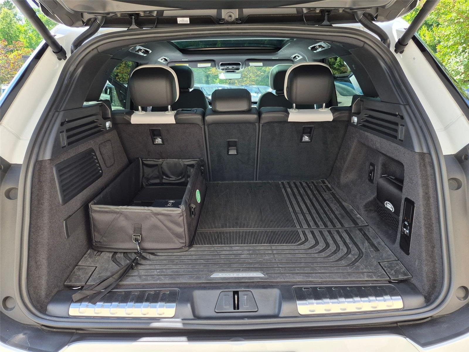 Used 2024 Fuji White Land Rover Dynamic SE image 27