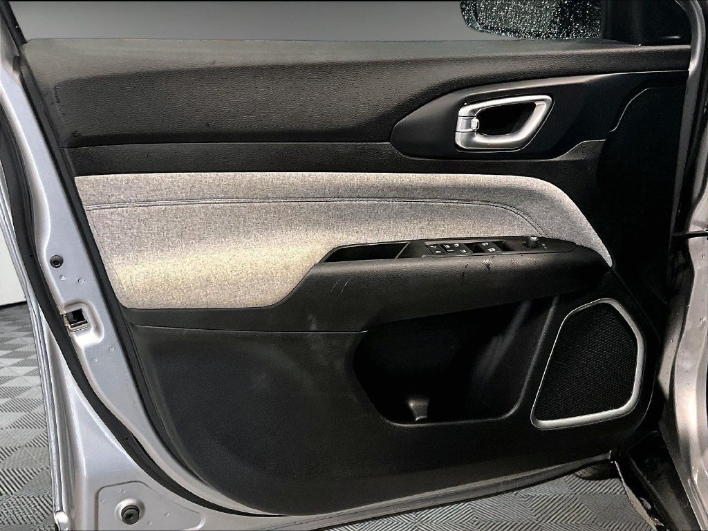 Used 2022 Silver Jeep Latitude image 8