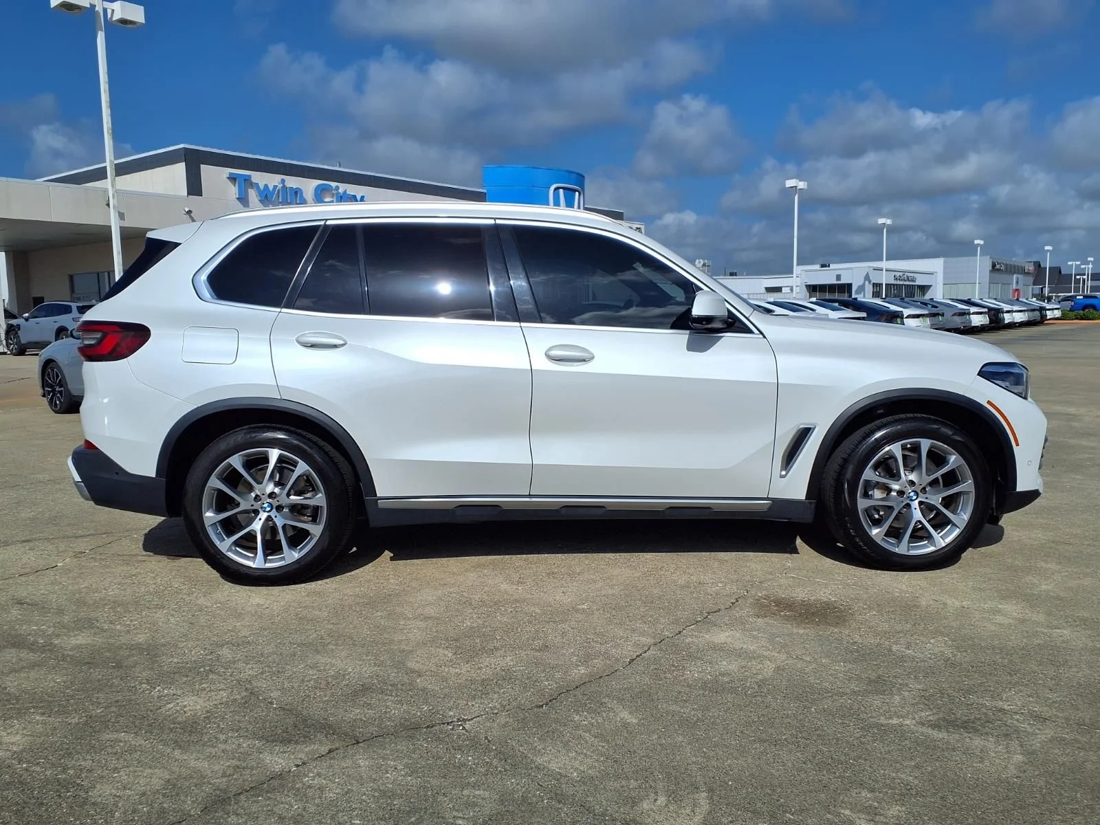 Used 2021 White BMW sDrive40i image 8
