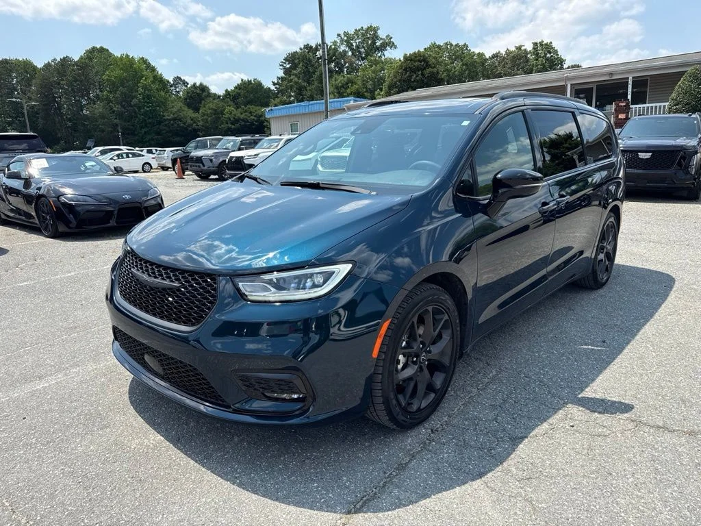 Used 2025 Blue Chrysler Limited image 1