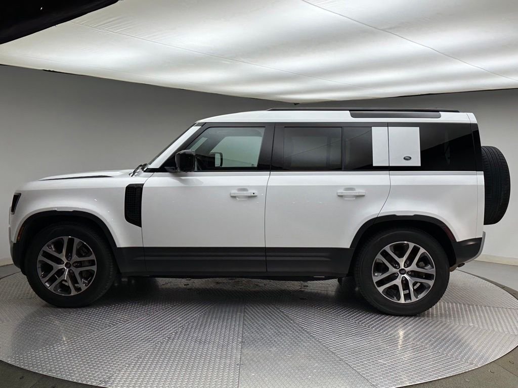 Used 2023 Fuji White Land Rover SE image 2