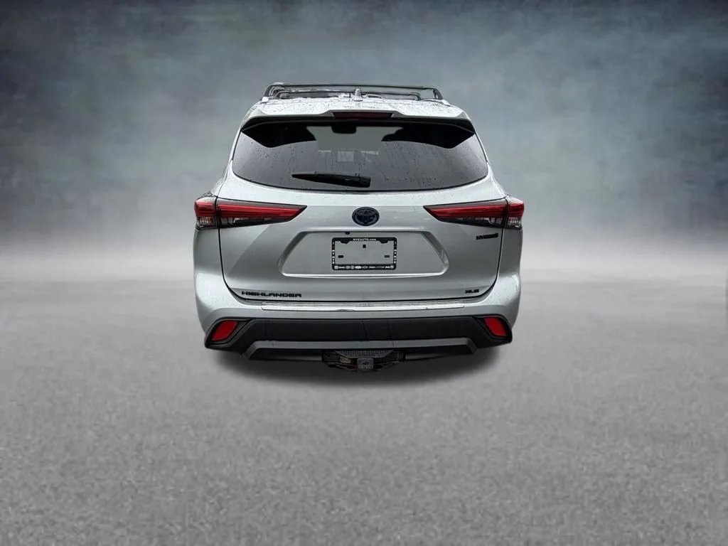 Used 2021 Silver Toyota XLE image 4
