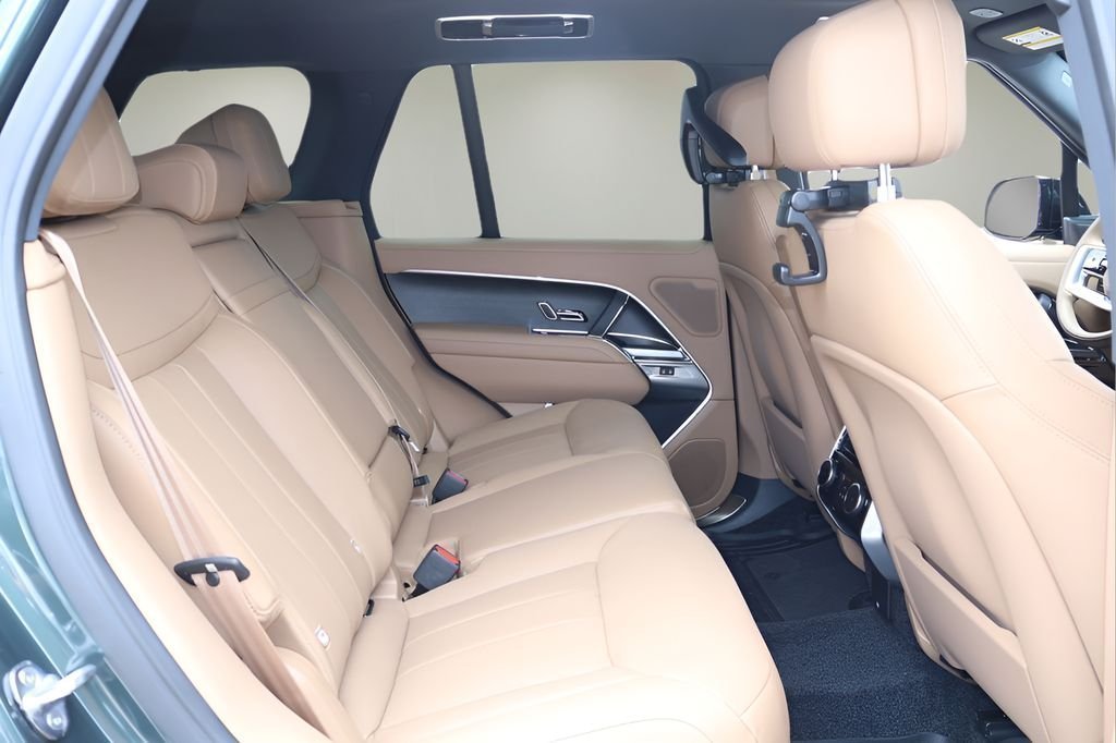 New 2026 Belgravia Green LAND ROVER SE image 16