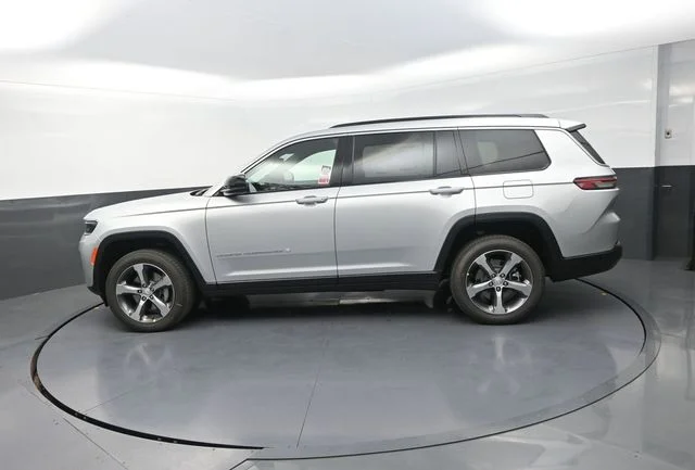 New 2026 Silver Zynith Exterior Paint Jeep Limited image 6
