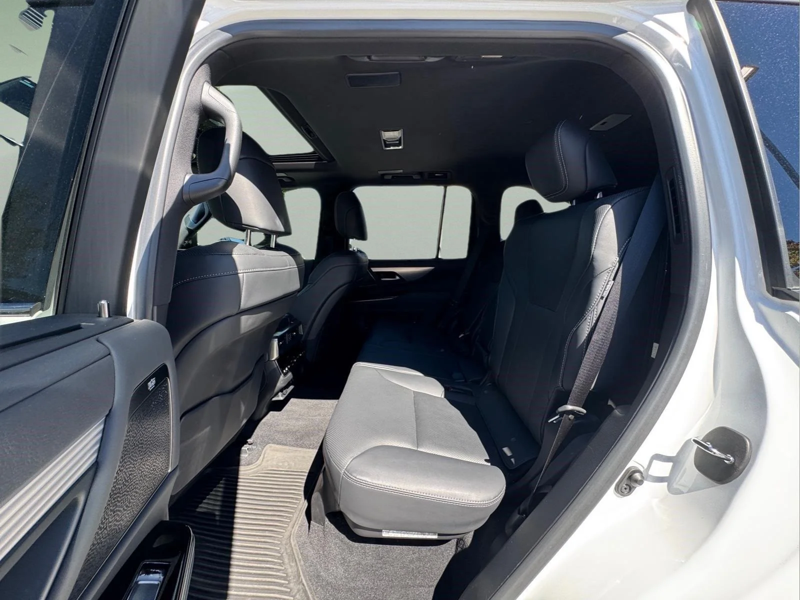 Used 2023 Ultra White Lexus LX 600 F SPORT image 13