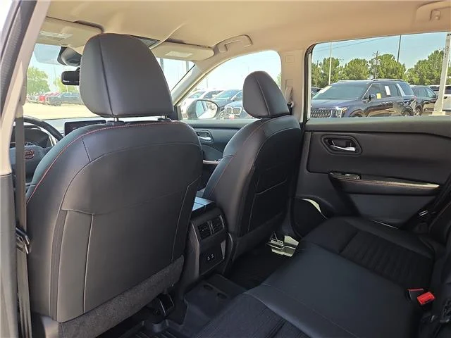 Used 2025 Everest White Pearl Nissan Rock Creek All-Wheel Drive image 11