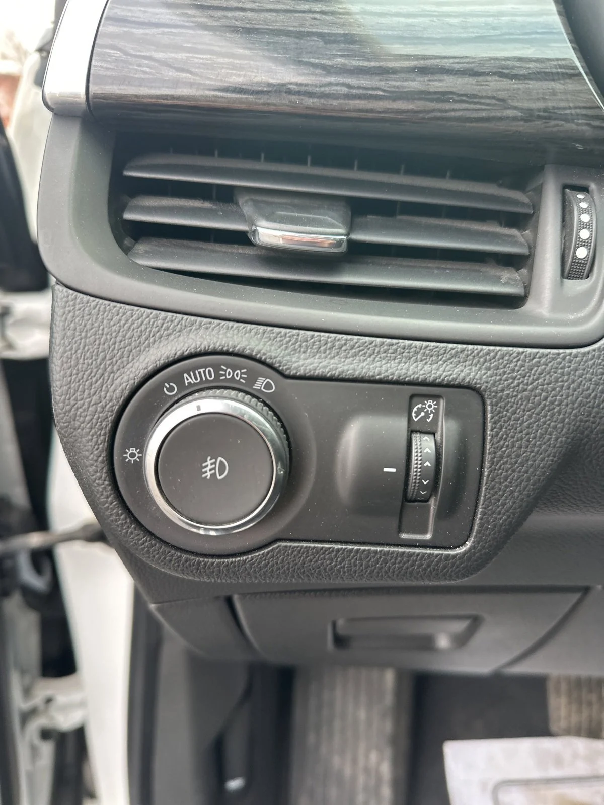 2018 Buick Envision Essence - Photo 12