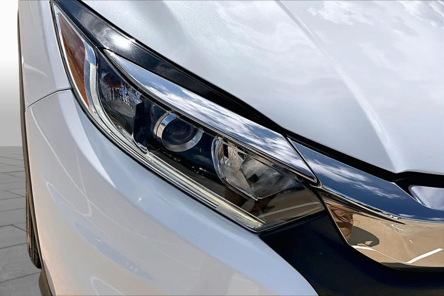 Used 2021 Platinum White Pearl Honda LX image 28