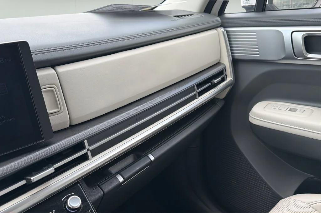 Used 2025 White Hyundai SEL image 29