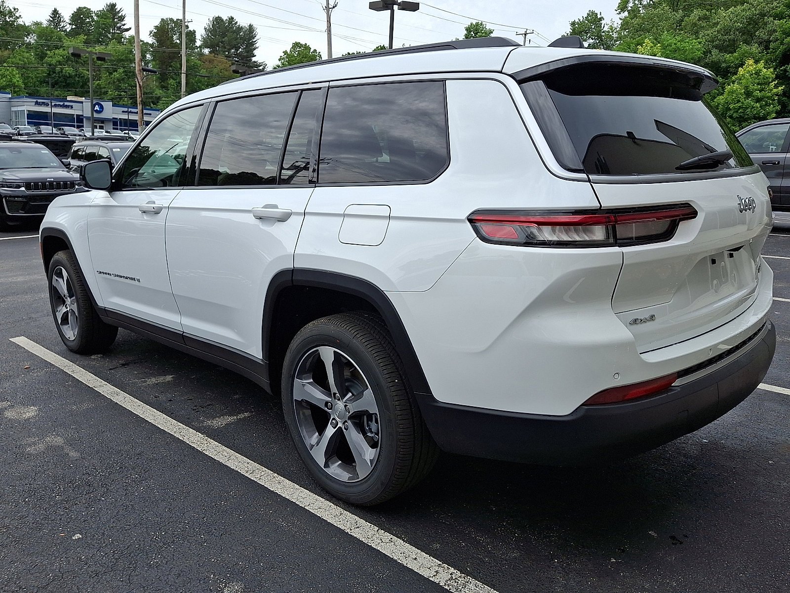 New 2026 Bright White Clear-Coat Exterior Paint Jeep Limited image 4