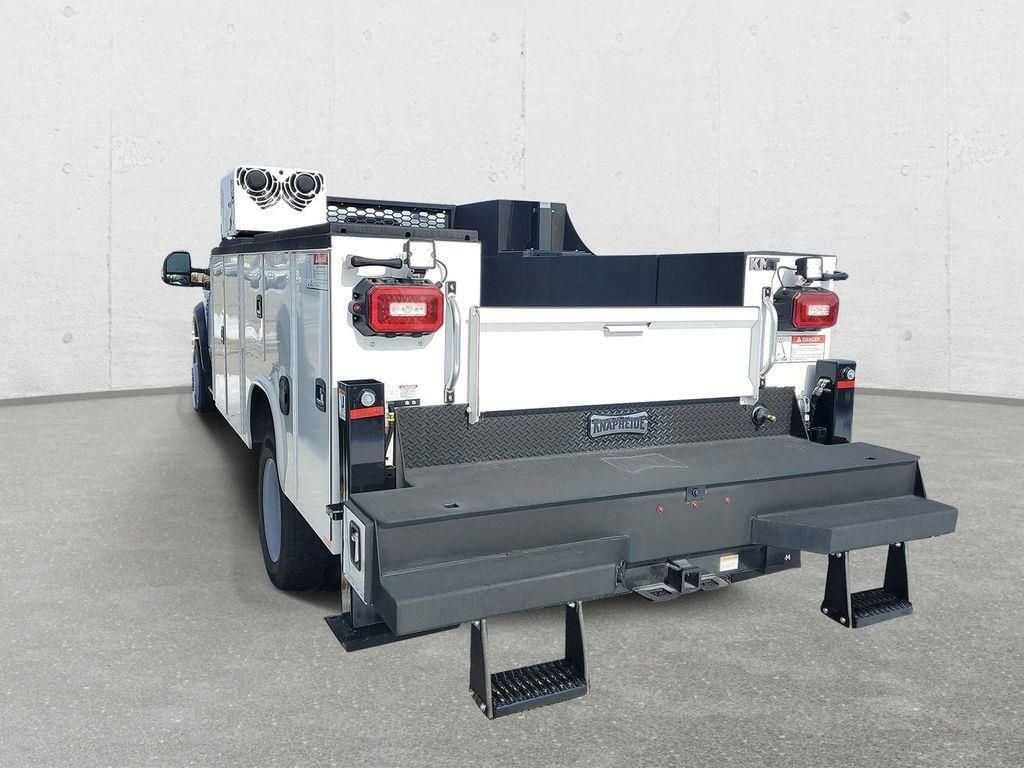 New 2025 Oxford White Ford F-550® XL image 4