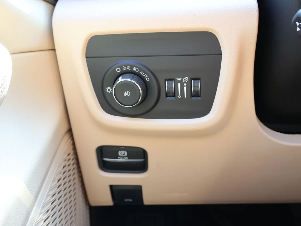 New 2027 Bright White Clear-Coat Paint Jeep Limited image 31