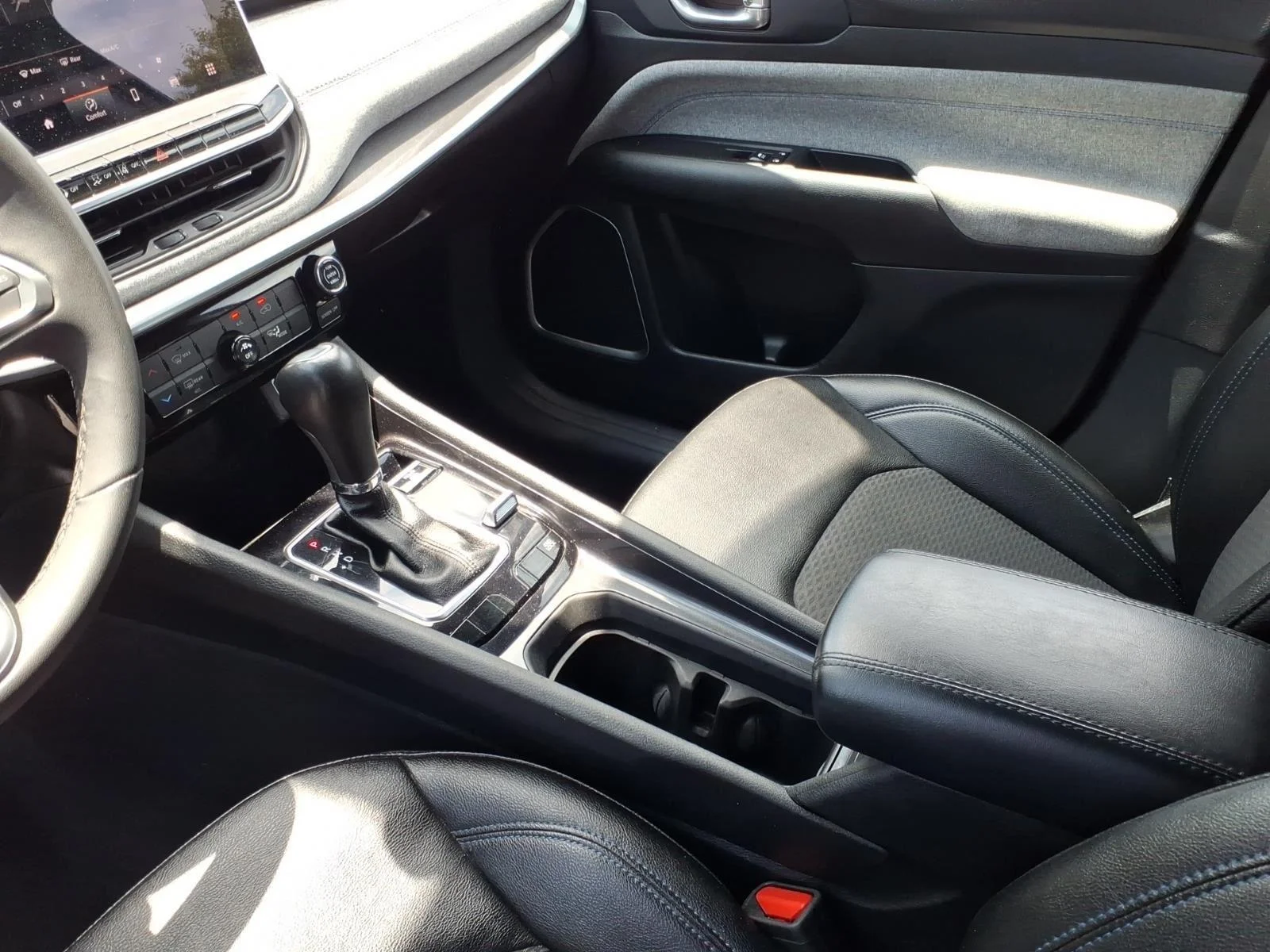 Used 2024 Diamond Black Crystal Pearlcoat Jeep Latitude image 20