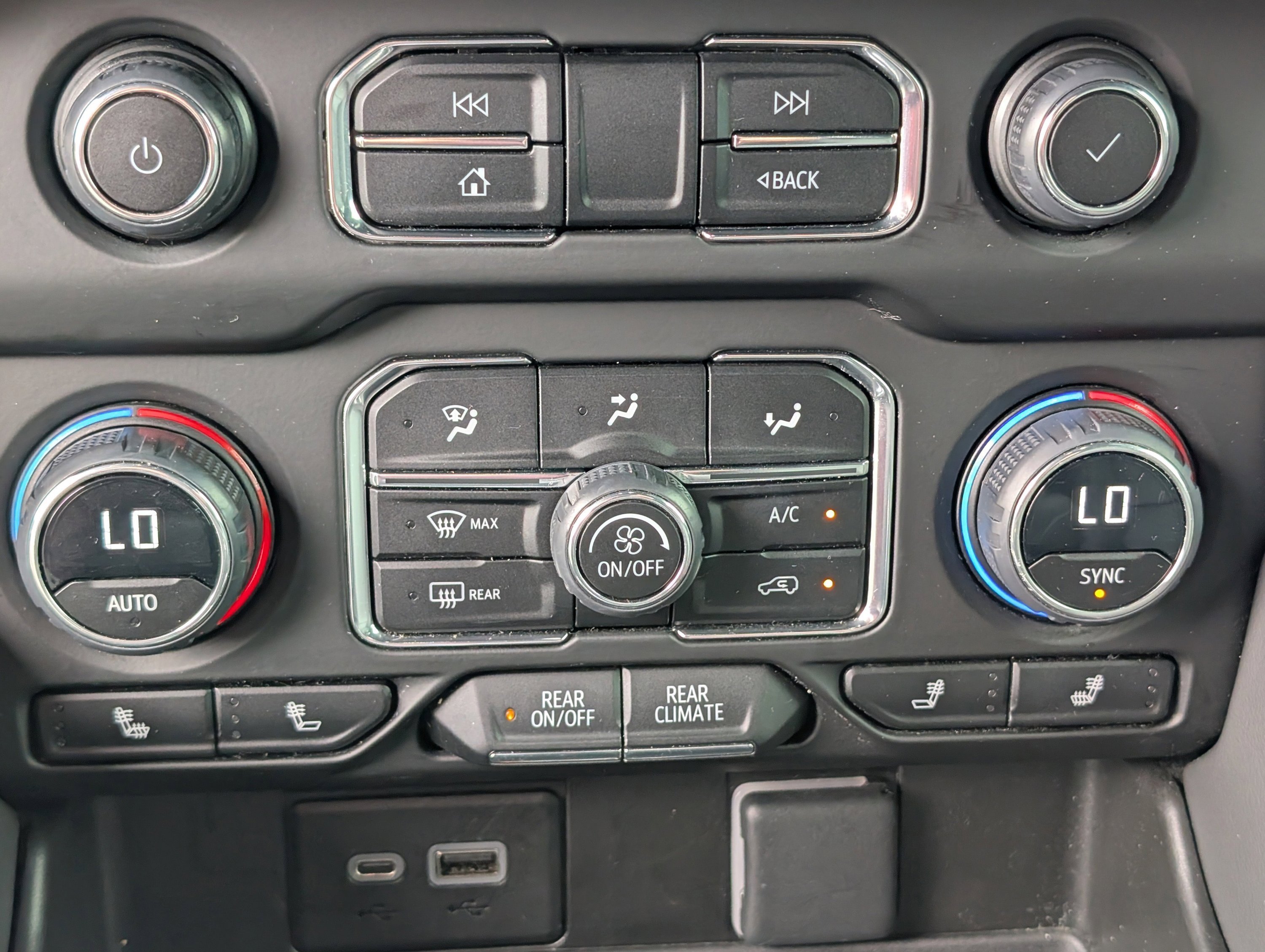 2023 Chevrolet Suburban Z71 - Photo 25