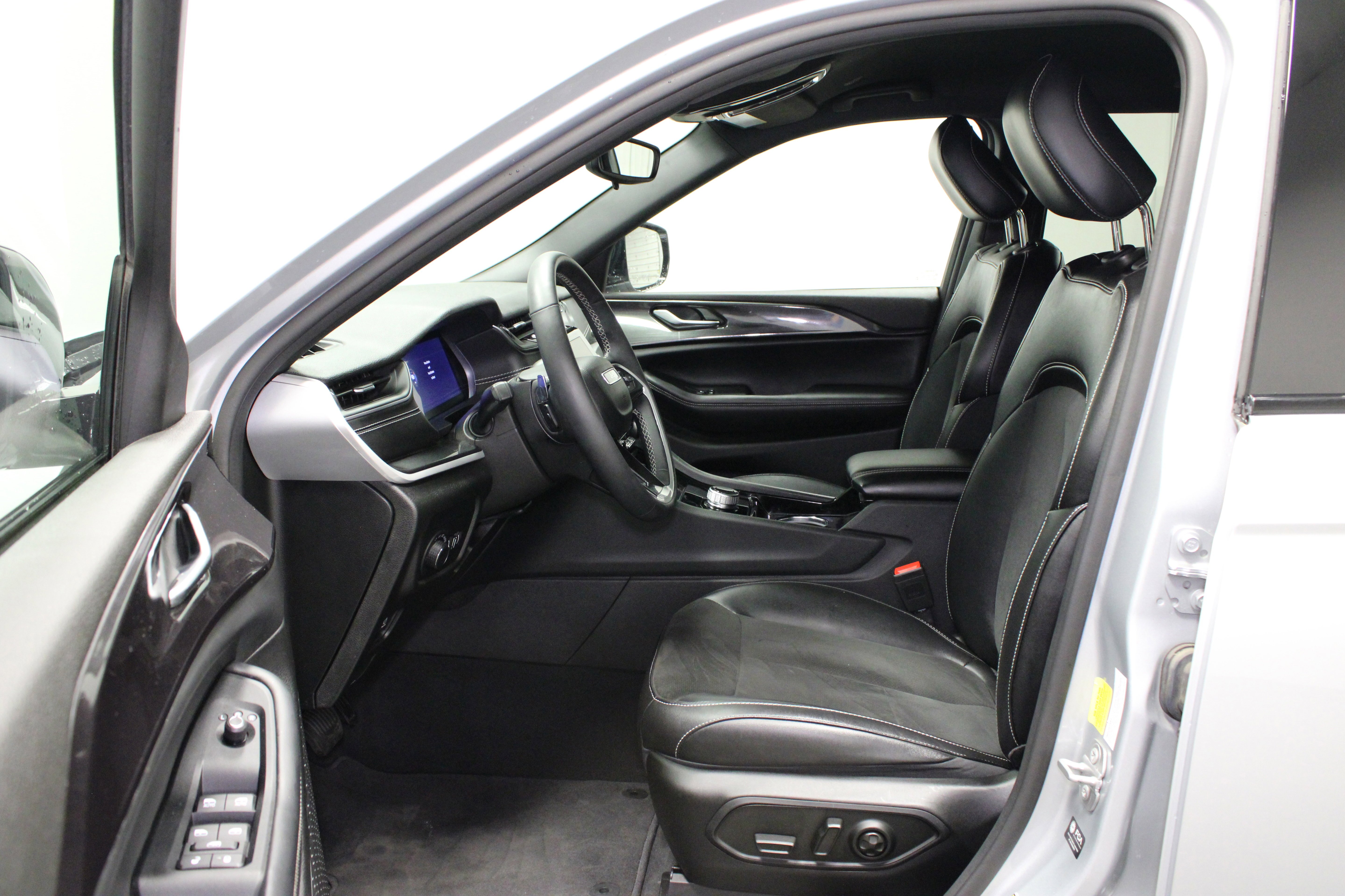Used 2023 Silver Zynith Jeep Altitude X image 17