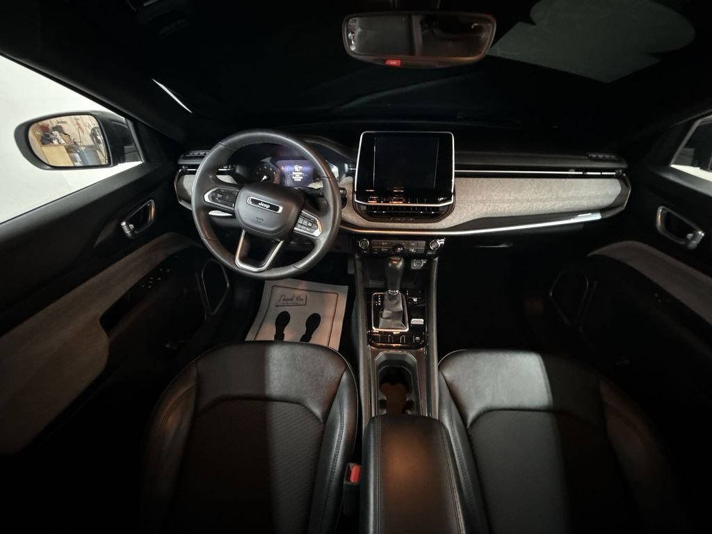 Used 2025 Silver Jeep Latitude image 18