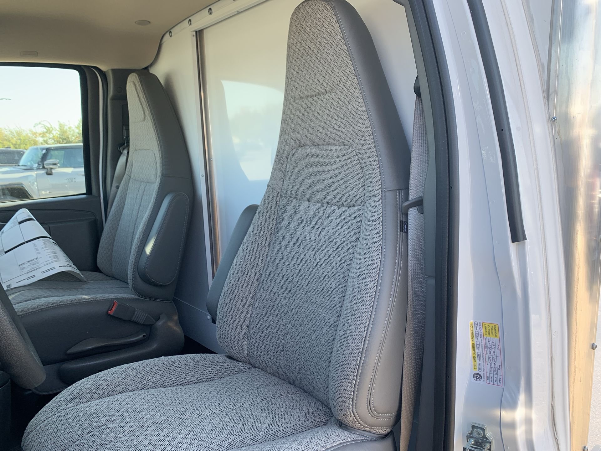 New 2025 Summit White GMC 1WT image 28