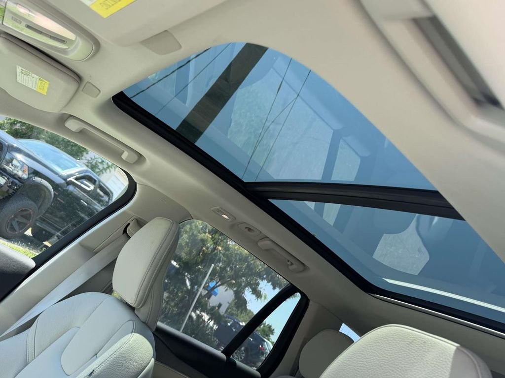 Used 2024 White Volvo T8 Plus Bright Theme 7 Passenger image 19