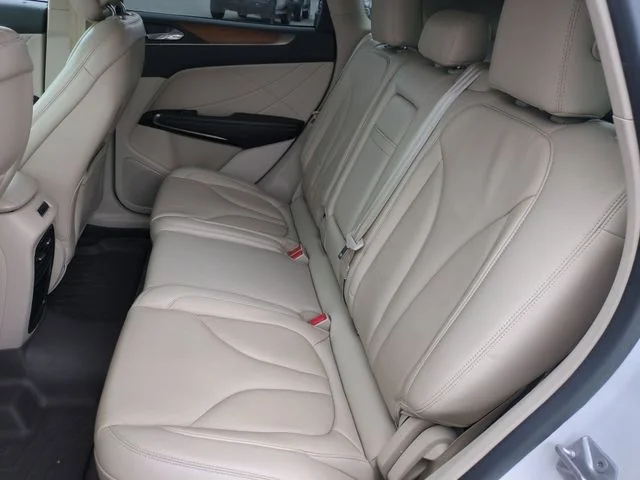 Used 2019 White Lincoln Select image 28