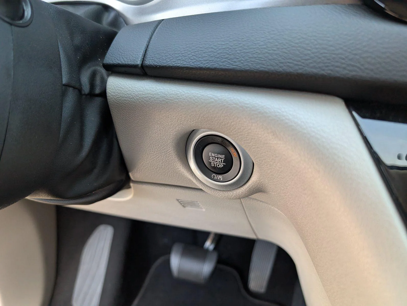 Used 2024 Silver Mist Clearcoat Chrysler Touring L image 20
