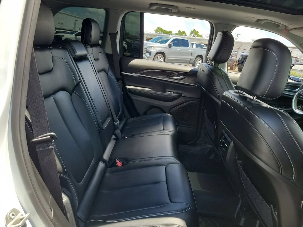 Used 2023 White Jeep Limited 4x4 image 28