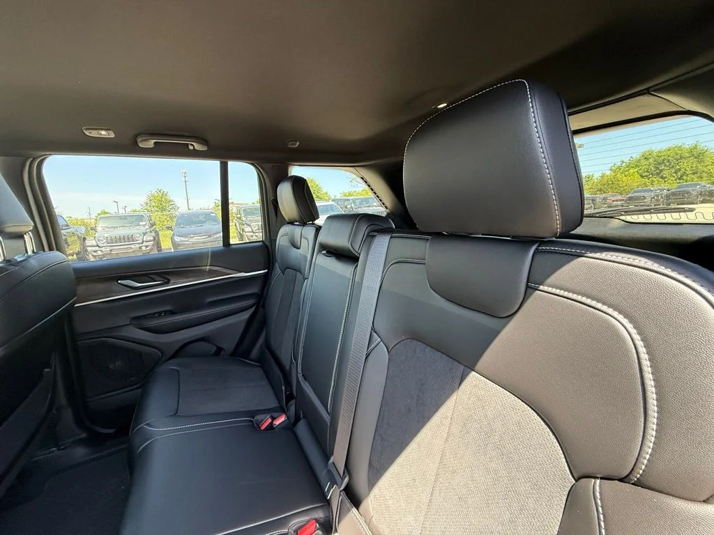 New 2026 Silver Zynith Exterior Paint Jeep Altitude image 23