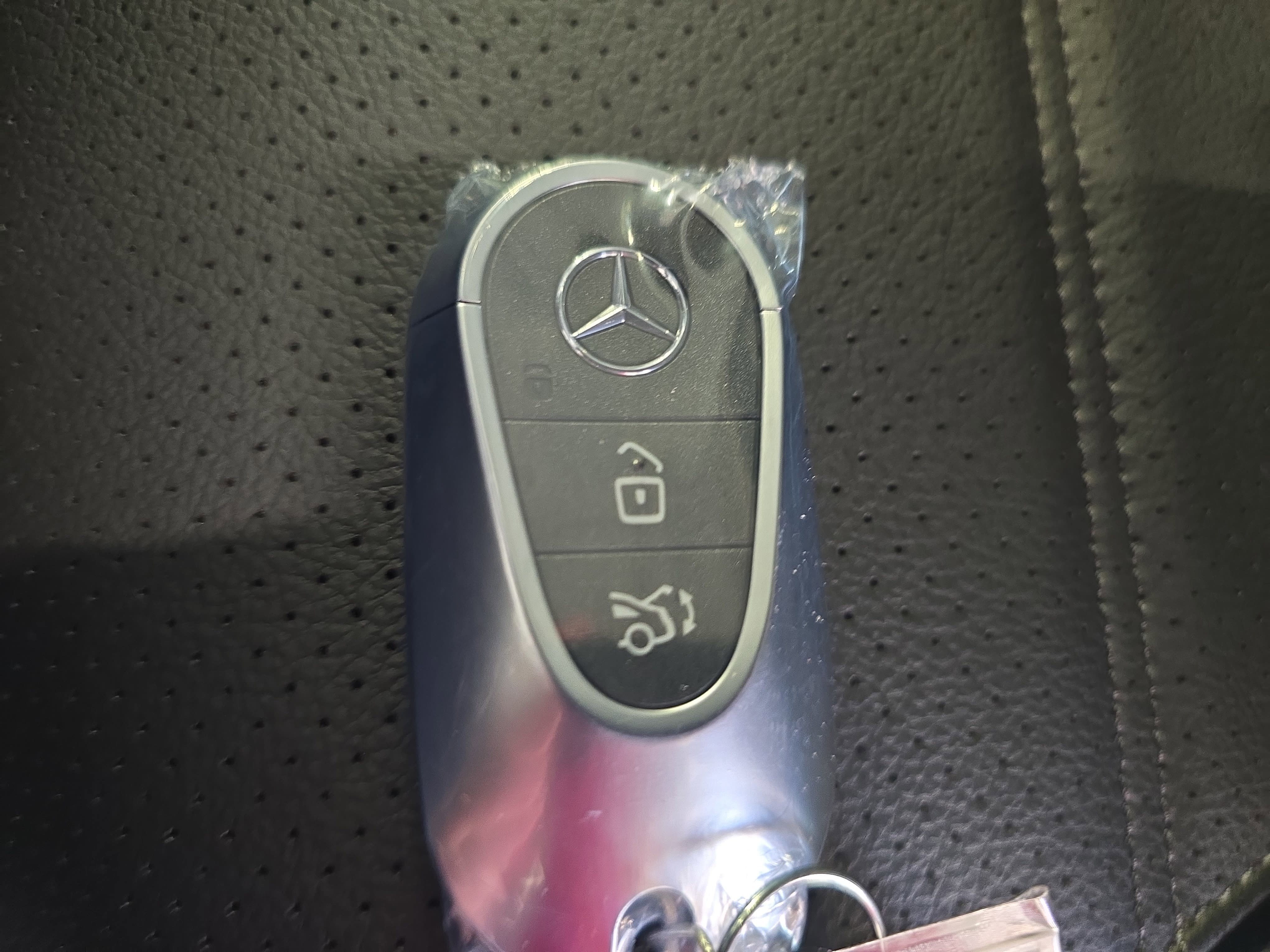 New 2026 Graphite Grey Metallic Mercedes-Benz GLC300 image 37