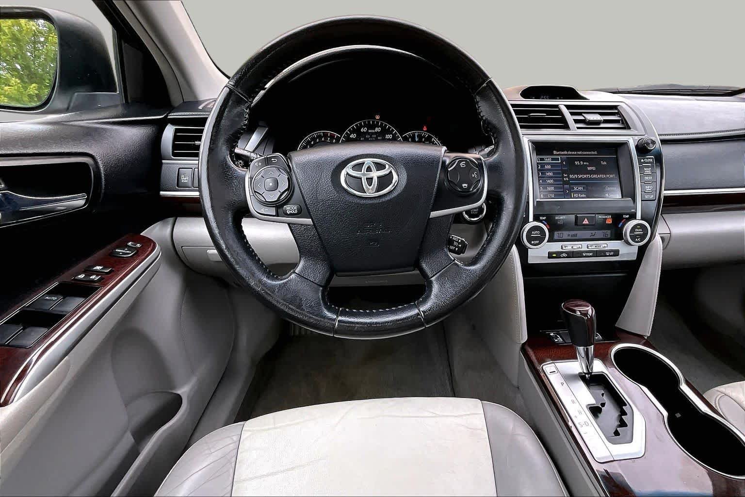 Used 2013 Classic Silver Metallic Toyota XLE image 6