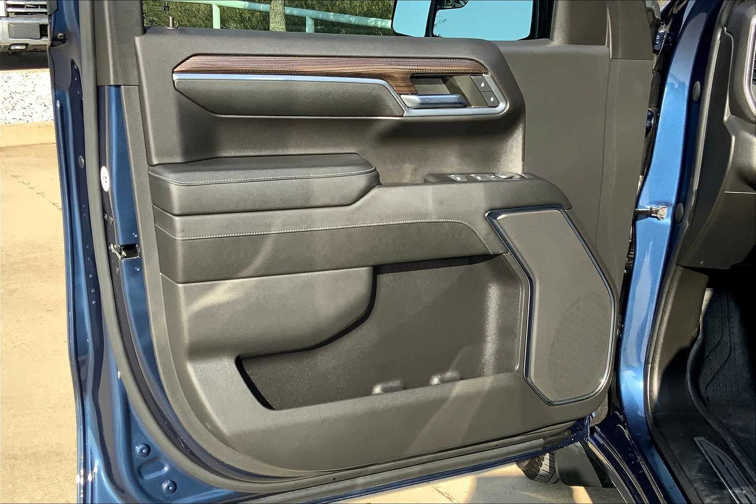 Used 2023 Northsky Blue Metallic Chevrolet LT image 21
