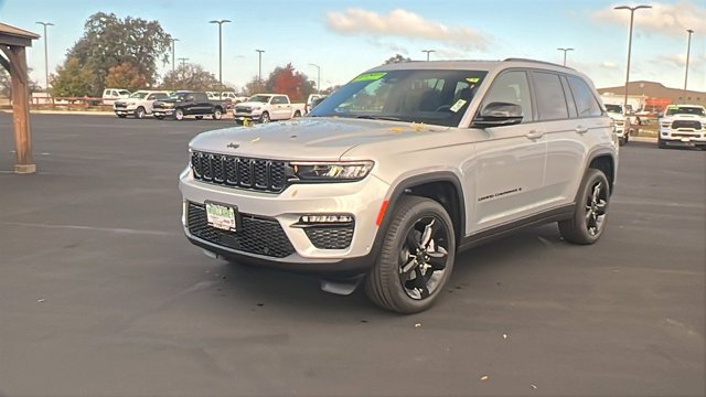 New 2025 Silver Zynith Exterior Paint Jeep Limited image 7