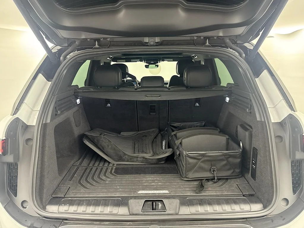 Used 2025 White Land Rover SE image 27