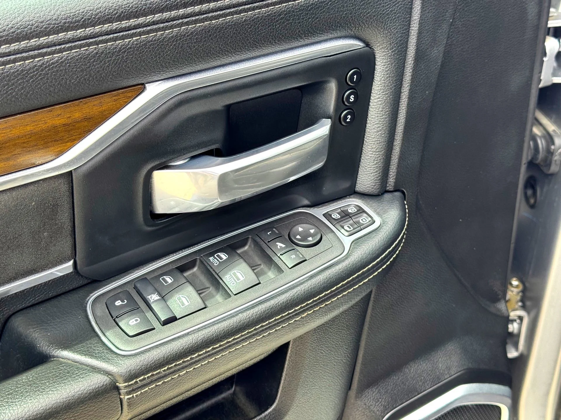 Used 2024  Ram Laramie image 15