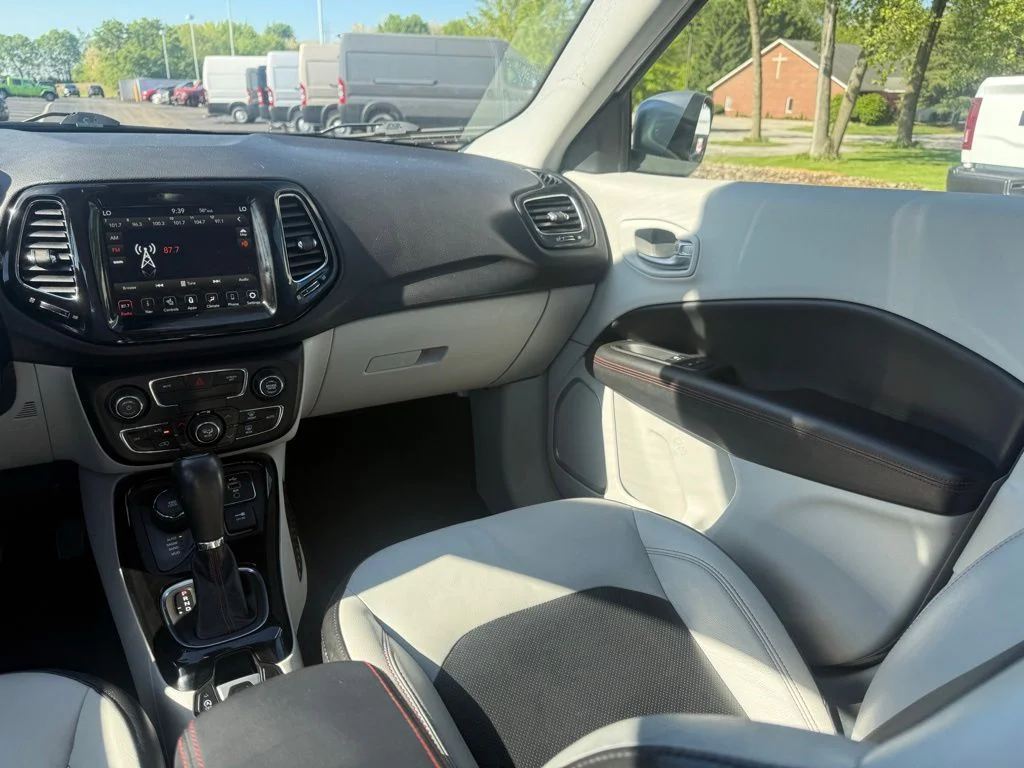 Used 2018 Silver Jeep Limited image 32