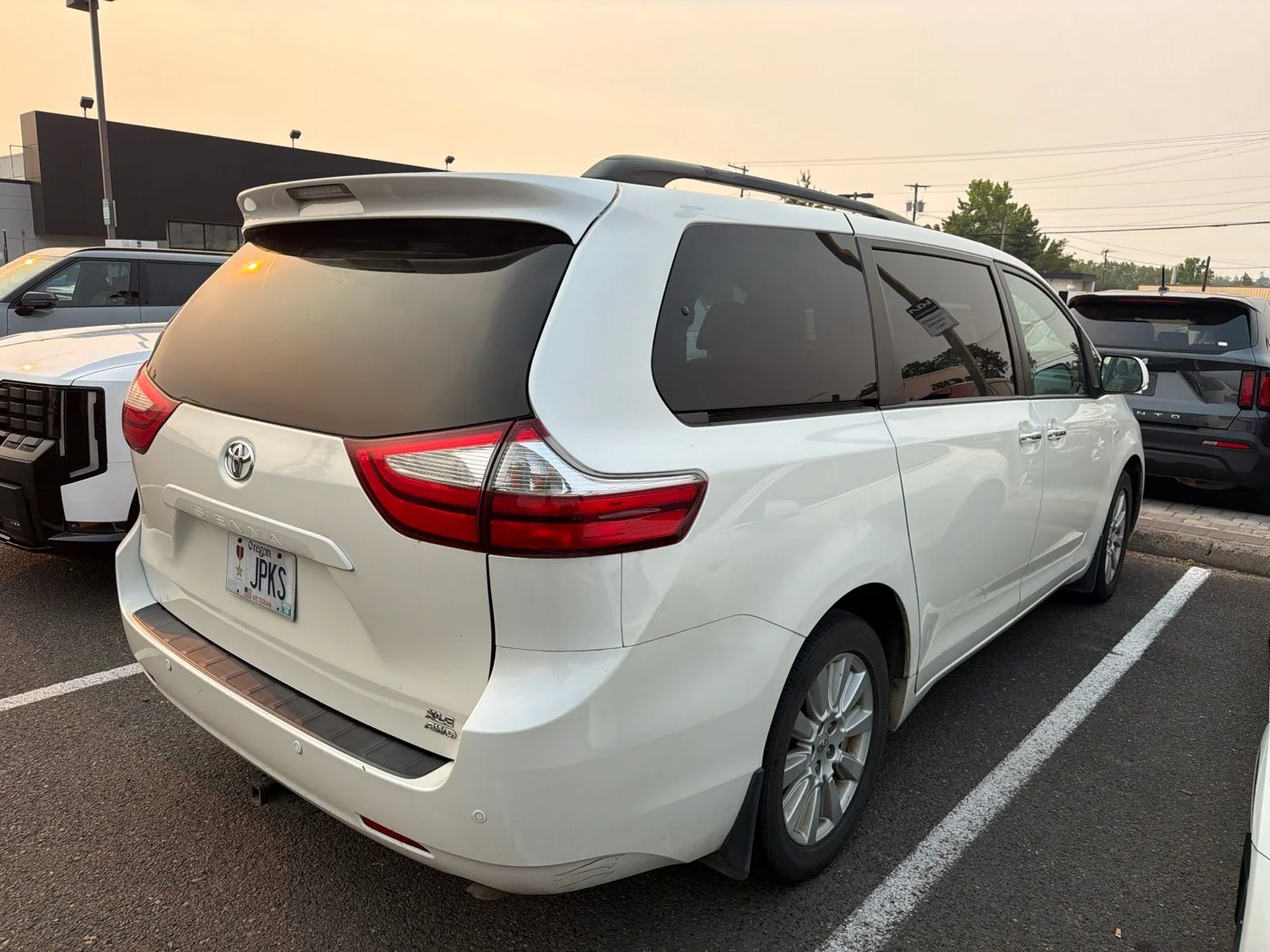Used 2017  Toyota XLE Premium 7 Passenger image 4