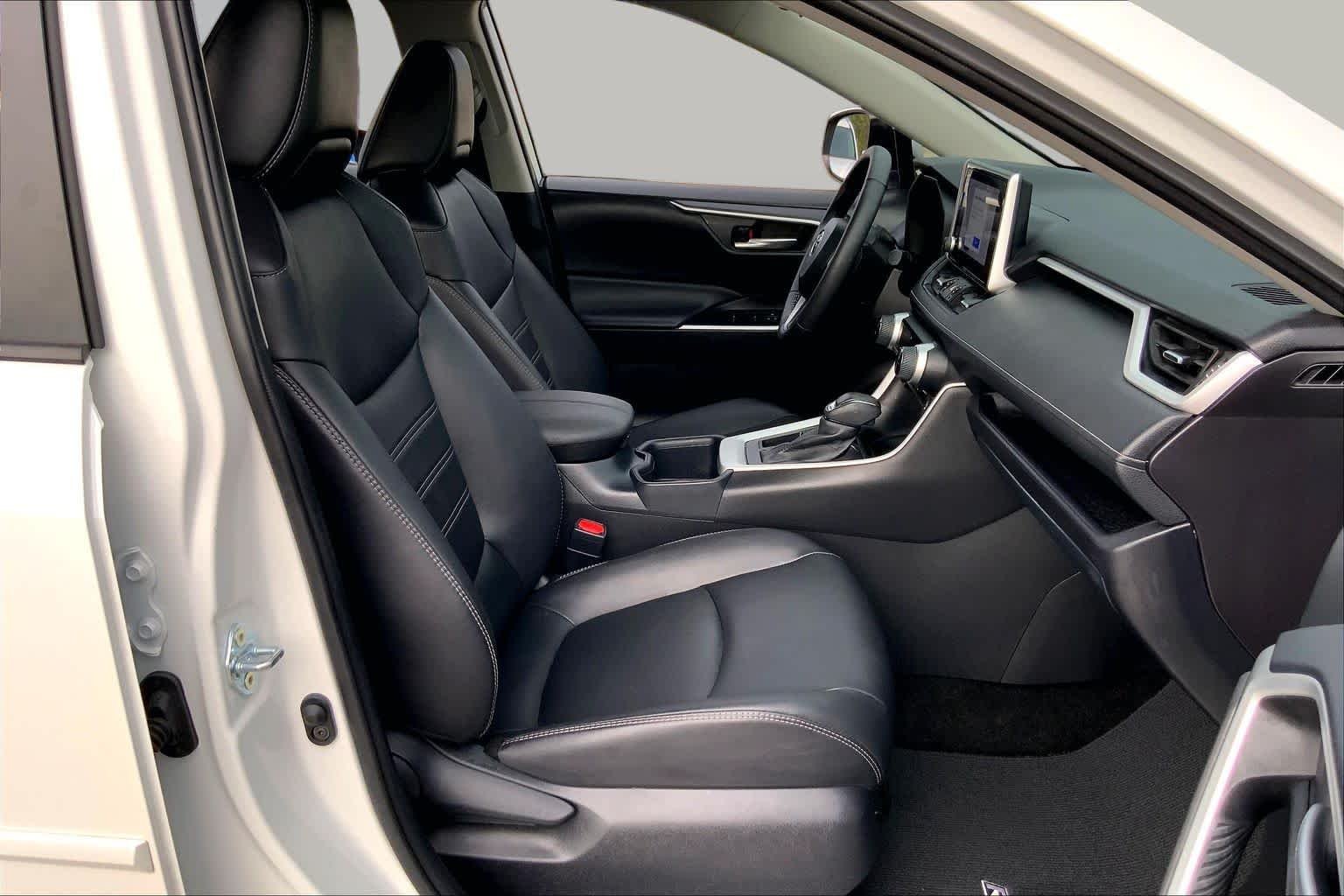 Used 2025 Wind Chill Pearl Toyota XLE Premium image 9