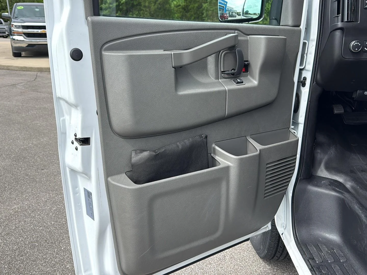 New 2026 Summit White Chevrolet 1WT image 21