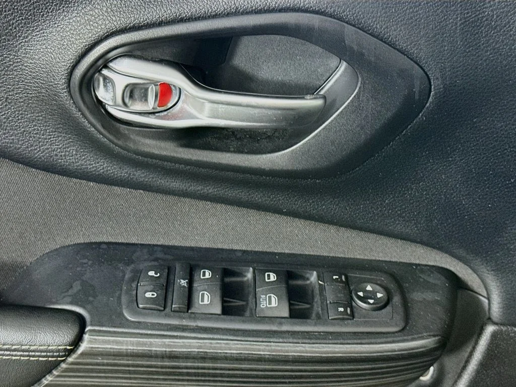 Used 2016 Black Jeep Latitude image 21