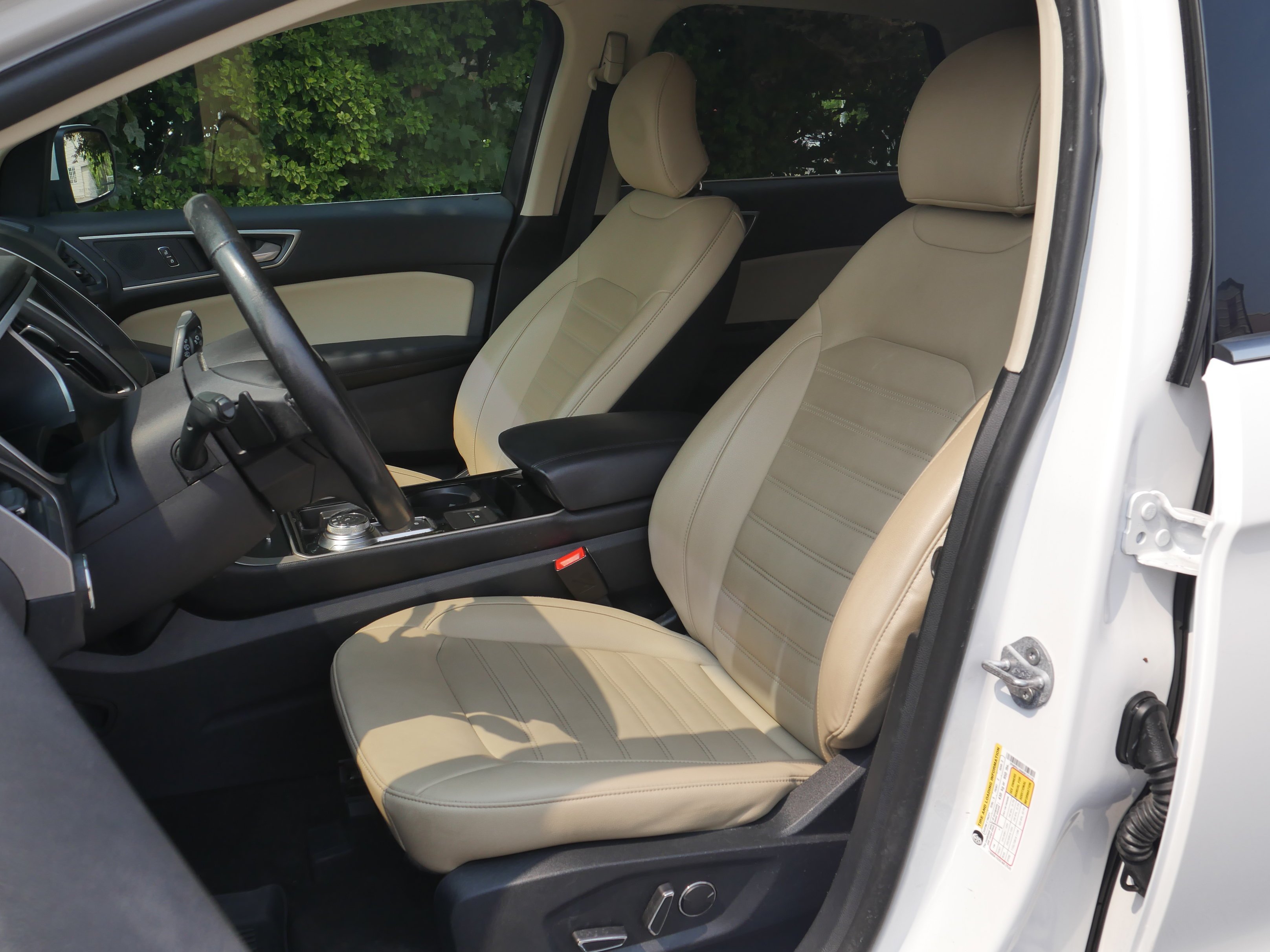 Used 2019 White Platinum Clearcoat Metallic Ford SEL image 34