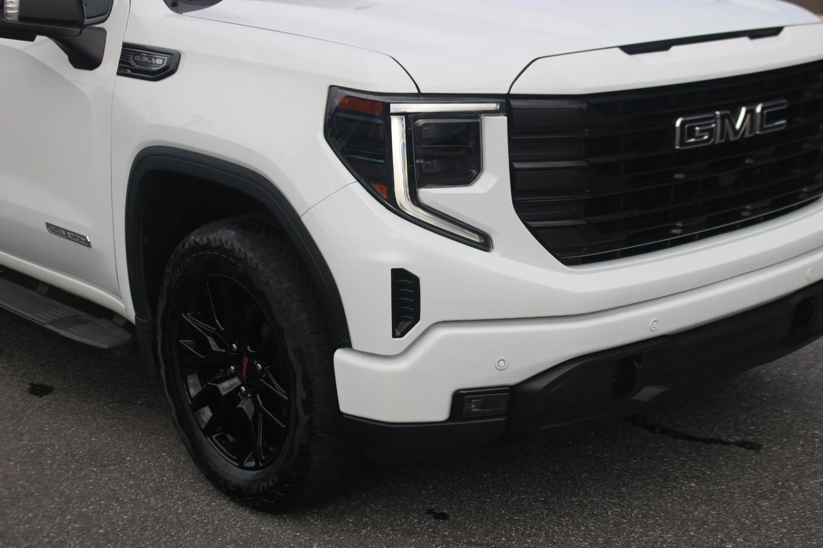Used 2024 Summit White GMC Elevation image 9