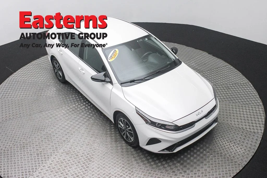 Used 2022 White Kia LXS image 3