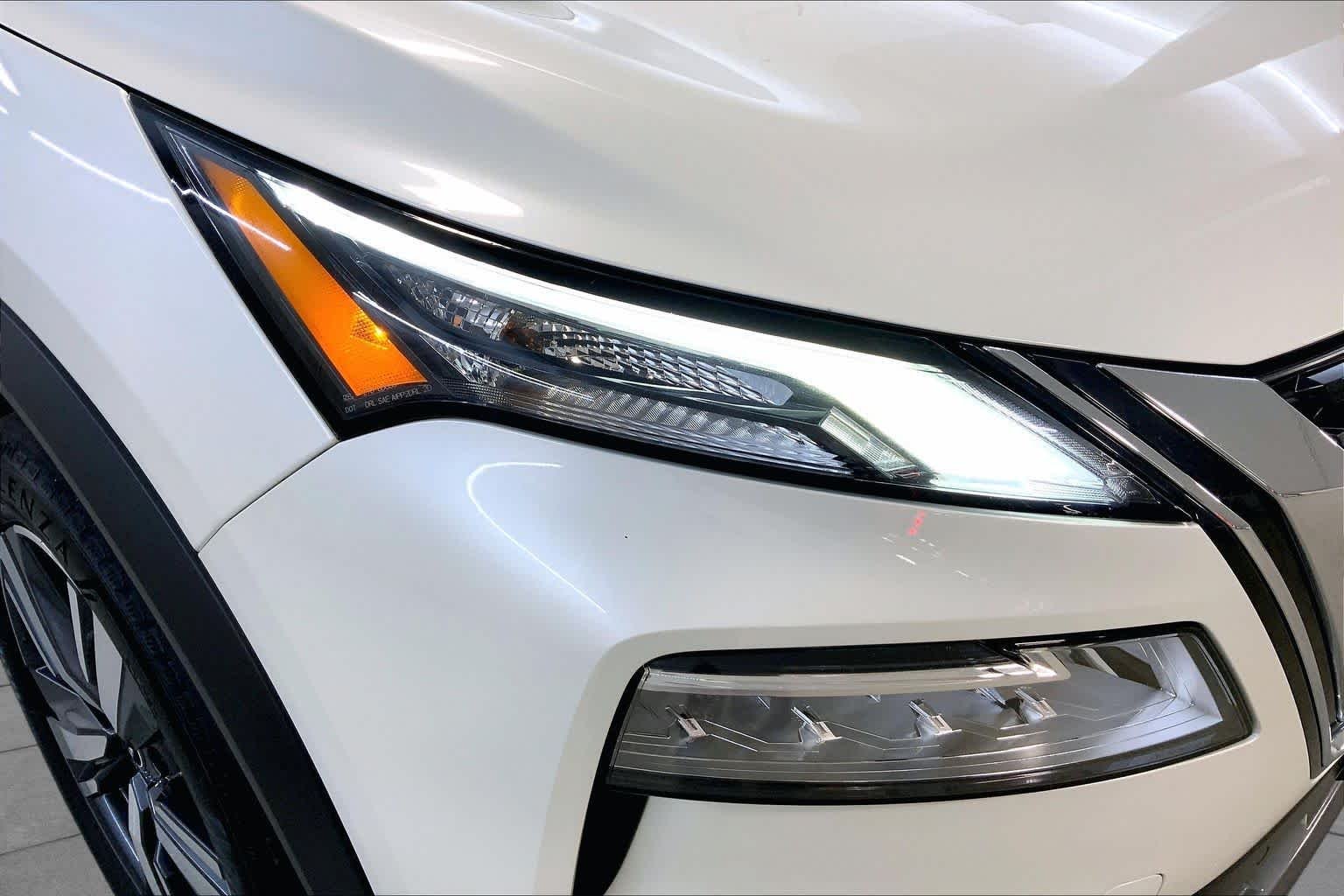 Used 2022 Pearl White Tricoat Nissan SL image 27