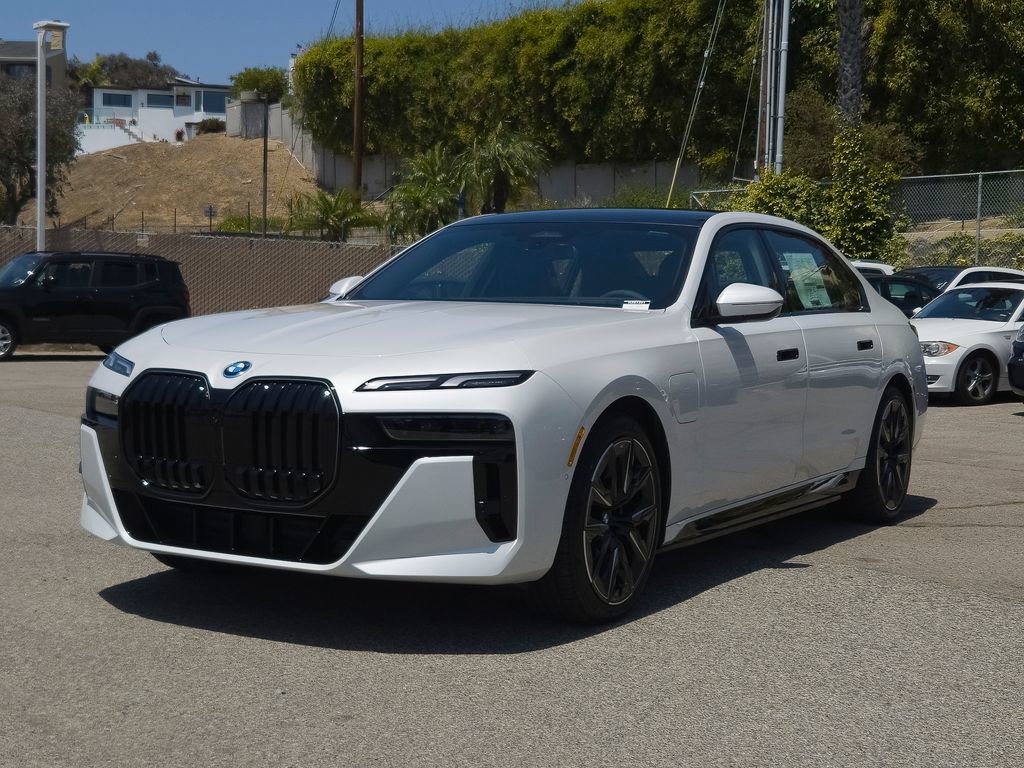 New 2026 Mineral White Metallic BMW 750e xDrive image 2
