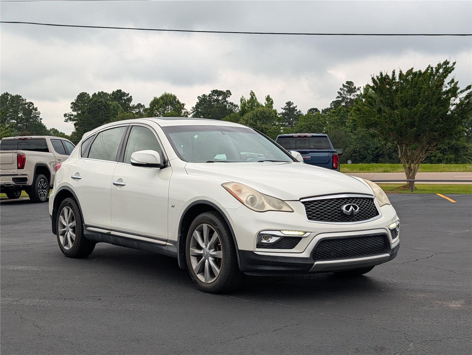 Used 2017 Majestic White INFINITI RWD image 7