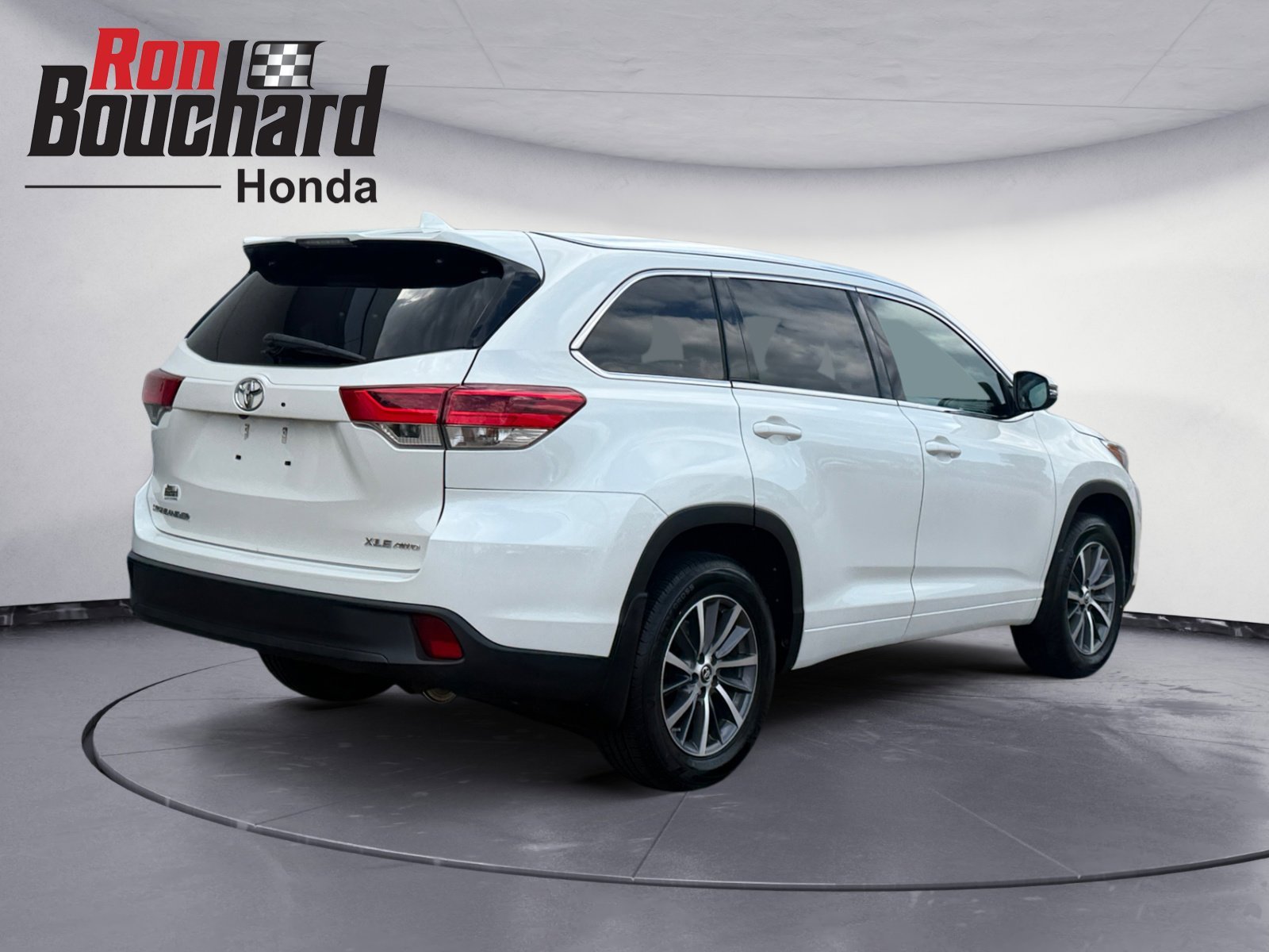 Used 2017 Blizzard Pearl Toyota XLE image 2