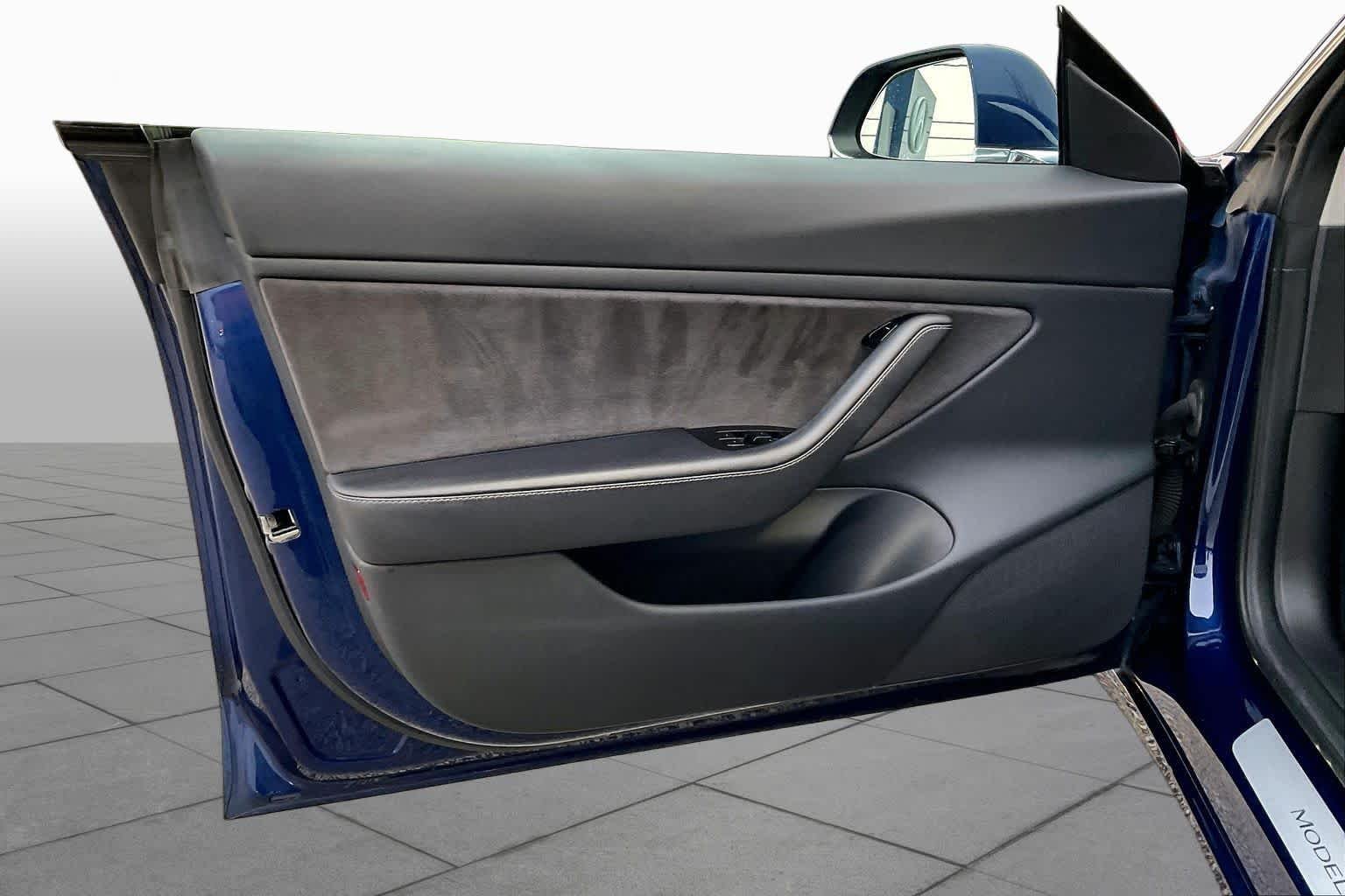 Used 2018 Deep Blue Metallic Tesla Long Range Battery image 17